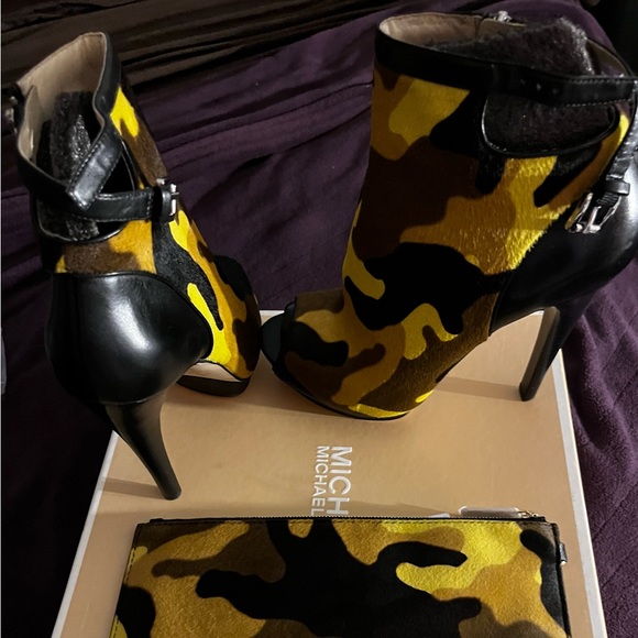 High heel boots and wristlet - Picture 1 of 3